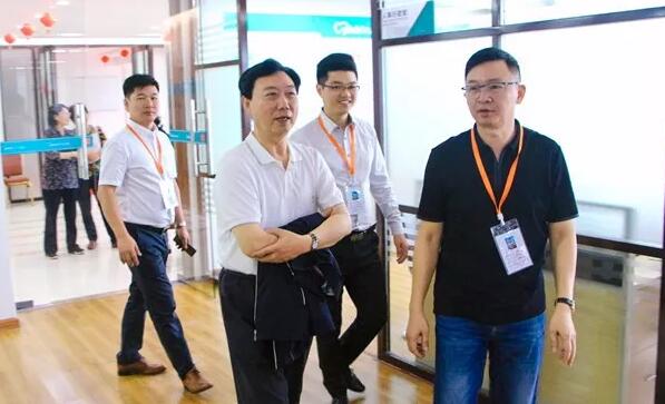 董事长许文建先生陪同白书忠部长视察